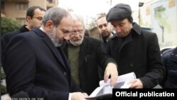 Слева направо: И. о. премьер-министра Армении Никол Пашинян, главный архитектор Еревана Артур Месчян и мэр Еревана Айк Марутян, Ереван, 23 ноября 2018 г.