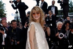 “Қувасойцемент” АЖ марҳум президентнинг тўнғич қизи Гулнора Каримова тегишли бўлгани айтилган.