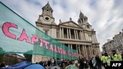 Demonstrantlar tygşytlylyk çärelerine we maliýe guramalarynyň, banklaryň açgözlügine garşy protest geçirýärler, London, 16-njy oktýabr.