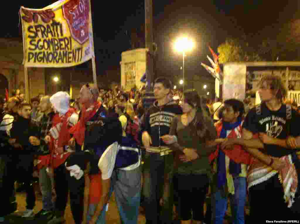 Это очень разозлило собравшихся. Они встали цепью.