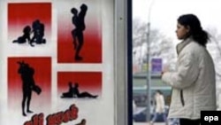 بسیاری از دولت های جهان در تلاشند تا با تبلیغات و بالابرن آگاهی ها، از گسترش ایدز جلوگیری کنند. (عکس آگهی آموزشی در صربستان)