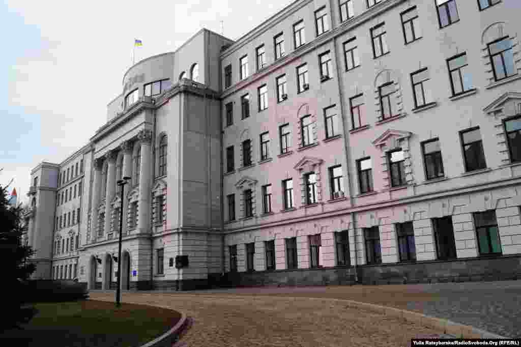 У переліку об&rsquo;єктів на демонтаж комунальними службами &ndash; 46 назв, зокрема, пам&rsquo;ятники Кірову, Калініну, Орджонікідзе, Марксу та Енгельсу, два пам&rsquo;ятника Леніну на територіях підприємств, а також десятки меморіальних дошок