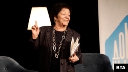 Божана Апостолова