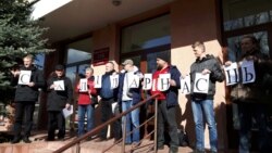 Акцыя салідарнасьці пад судом Цэнтральнага раёну ў Гомелі, 17 сакавіка 2017 году.