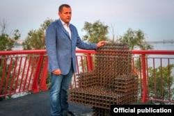 Борис Філатов біля інсталяції «крісло мера»