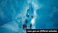 Українські полярники у знайденій печері