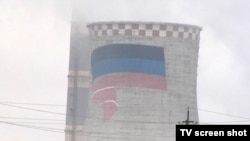 Прапор незаконного угруповання «ДНР» на градирні Зуївської теплоелектростанції, містечко Зугрес, Донецька область