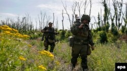 Ukrainian servicemen near Avdiyivka on the front line in the Donbas (file photo)