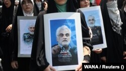 Антиизраильская манифестация в Тегеране после израильских ударов. Люди несут портреты убитых во время атаки генералов и ученых-ядерщиков. 13 июня 2025 года