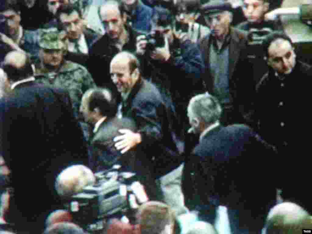 Televiziya kadrı - parlamentdə girov saxlananlar azad olunur.  - Hücumçular parlamentdə 40 nəfəri girov götürmüşdülər. Amma oktyabrın 28-də hakimiyyətdən ədalətli məhkəmə haqqında vəd alandan sonra girovları azad etdilər. 