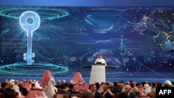 یاسر الرمیان، رئیس صندوق ثروت عمومی عربستان، در حال سخنرانی آغازین در کنفرانس