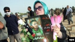 یکی از بستگان سهراب بر آرامگاه او در بهشت زهرا