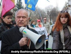 Дмитро Павлчко під час пікетування Посольства Росії в Україні, Київ,18 квітня 2014 року