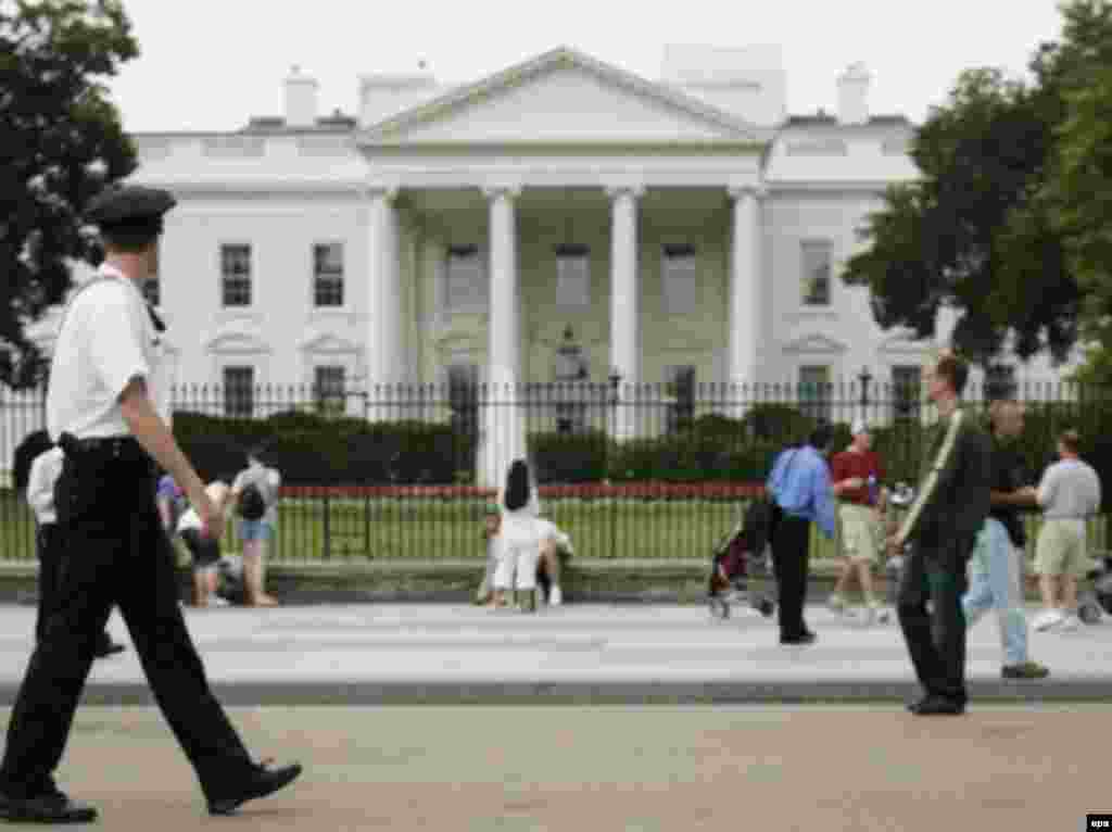 Білий дім матиме нового господаря - Вибори Президента у США, згідно з американським законодавством відбуваються кожні чотири роки у перший вівторок після першого понеділка місяця листопада. Цього року це – 4 листопада. У цей же день відбуваються вибори усіх (440) конгресменів Палати представників, які обираються на термін двох років. А до Сенату США обирається на термін шести років одна третина зі 100 сенаторів. У низці штатів відбуваються вибори губернаторів і місцевих органів влади та проводяться голосування з місцевих питань.