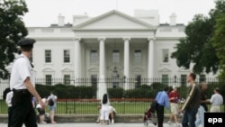 در گزارش قيد شده است که رييس جمهوری آينده آمريکا بايد از آغاز دوران زمامداری و در اولين سخنرانی رسمی خود، بر ضرورت و اهميت بهبود مناسبات بين آمريکا و جهان اسلام تاکيد کند.(عکس:epa)