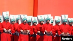 گروهی با لباس‌های سنتی دوره عثمانی در جریان تظاهرات ضدکودتا