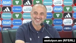 Հայաստանի ֆուտբոլի ազգային հավաքականի գլխավոր մարզիչ Եղիշե Մելիքյանը ասուլիսի ժամանակ, Երևան, 5-ը սեպտեմբերի, 2025թ.