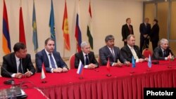 ՀԱՊԿ Ռազմատնտեսական համագործակցության միջպետական հանձնաժողովի 11-րդ նիստից հետո տեղի ունեցած ասուլիսը, Գեորգի Կալամանովը ձախից երկրորդն է, Երևան, 3-ը հոկտեմբերի, 2013