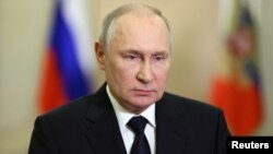 На початку візиту російського президента літак Путіна зустрічала почесна варта