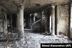 Інтер'єр драмтеатру в Маріуполі після бомбового удару армії Росії, що був здійснений 16 березня 2022 року, в укритті якого перебували сотні цивільних, зокрема діти. Маріуполь, 4 квітня 2022 року