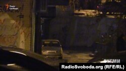 Автомобіль ВАЗ 21140, який кілька годин простояв під вікнами журналістки Олени Притули. Власниця авто каже, що її чоловік «таксує» й, очевидно, когось чекав