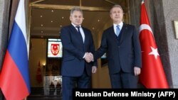 سرگئی شویگو، وزیر دفاع روسیه (سمت چپ) با همتای ترک خود، خلوصی آکار، در آنکارا. ۲۱ بهمن ۹۷