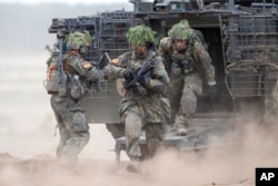 Содати НАТО під час військових навчань