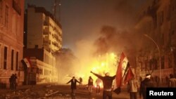 Демонстранттар  Египеттин Ички иштер министрлигинин алдында анти-өкмөттүк ураандарды кыйкырышууда. Каир. 2-февраль 2012