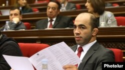 Armenia -- Arsen Julfalakyan attends a session of parliament, Yerevan, March 24, 2020.