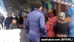 Arzan azyk nobatyna duran ýaşaýjylar (Arhiw suraty)