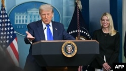 Американският президент Доналд Тръмп дава брифинг след решението на Върховния съд заедно с главната прокурорка на САЩ Пам Бонди в Белия дом, 27 юни 2025 г.