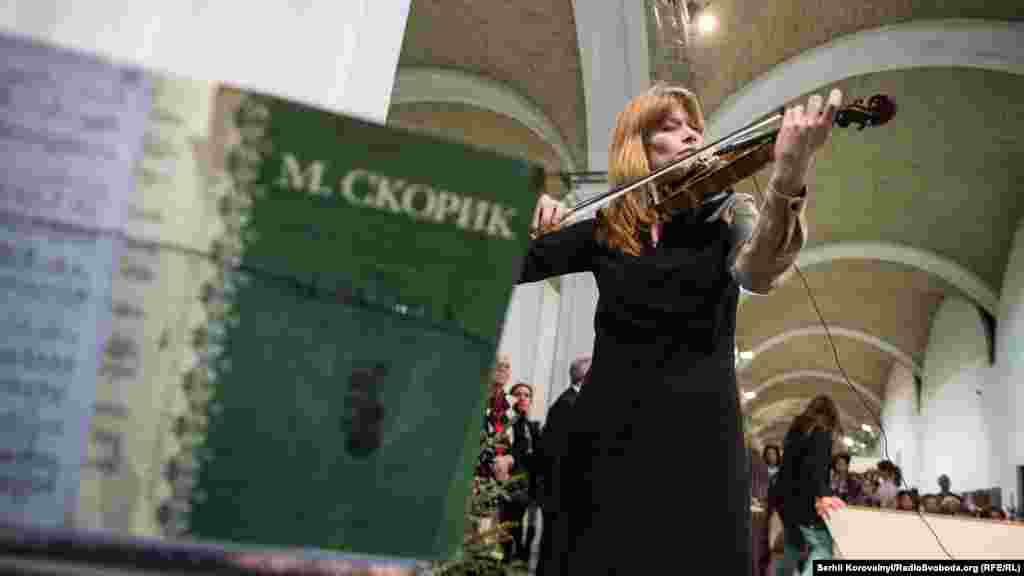 Також на імпровізовану сцену вийшла донька Івана Марчука, заслужена артистка України Богдана Півненко, щоб зіграти декілька улюблених композицій батька