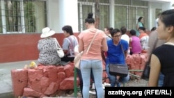 Студенты и их родители в ожидании заселения в общежитие. Алматы, 29 августа 2013 года.
