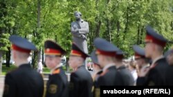 Сувораўцы каля помніка Максіму Багдановічу