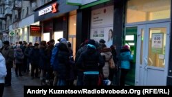 Черга побіля банкомату у Луганську