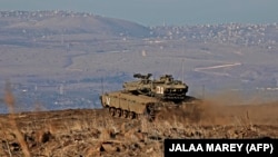 این تصویر در ۲۸ آبان یک تانک ارتش اسرائیل در بلندی‌های جولان در نزدیکی مرز سوریه را نشان می‌دهد؛ ارتش اسرائیل گفته بود چند موشک پرتاب‌شده از سوریه را ردگیری و سرنگون کرده‌است