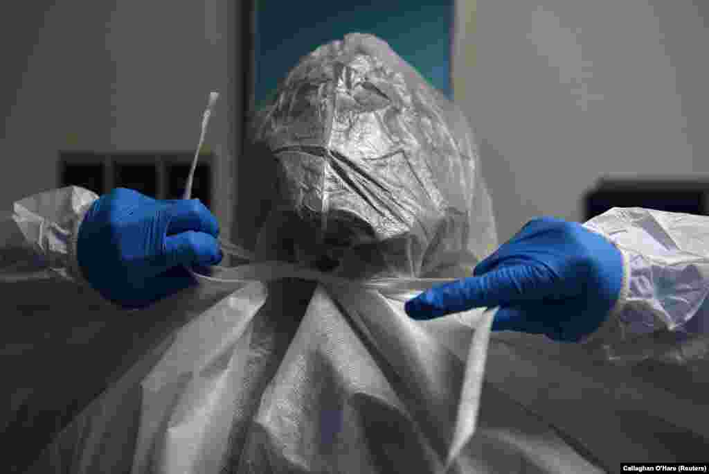 Медичний працівник надягає захисні засоби під час лікування хворих на коронавірус у відділенні інтенсивної терапії в United Memorial Medical Center у Х&#39;юстоні, штат Техас