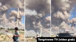Кадры пытающихся покинуть Арысь жителей на фоне облака дыма от разрывающихся боеприпасов. Туркестанская область, 24 июня 2019 года.
