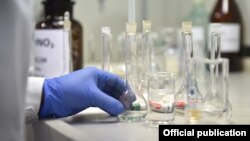 Кыргызстандагы лаборатория. Апрель, 2020-жыл. Иллюстрациялык сүрөт.