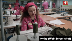 Паліна Шарэнда-Панасюк ў швейным цэху ў калёні