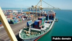 رویترز می‌گوید از ماه ژانویه تاکنون نزدیک به ۱۰ ناو حاوی مواد غذایی در بنادر ایران با مشکل در ترخیص محموله‌هایشان مواجه شده‌اند