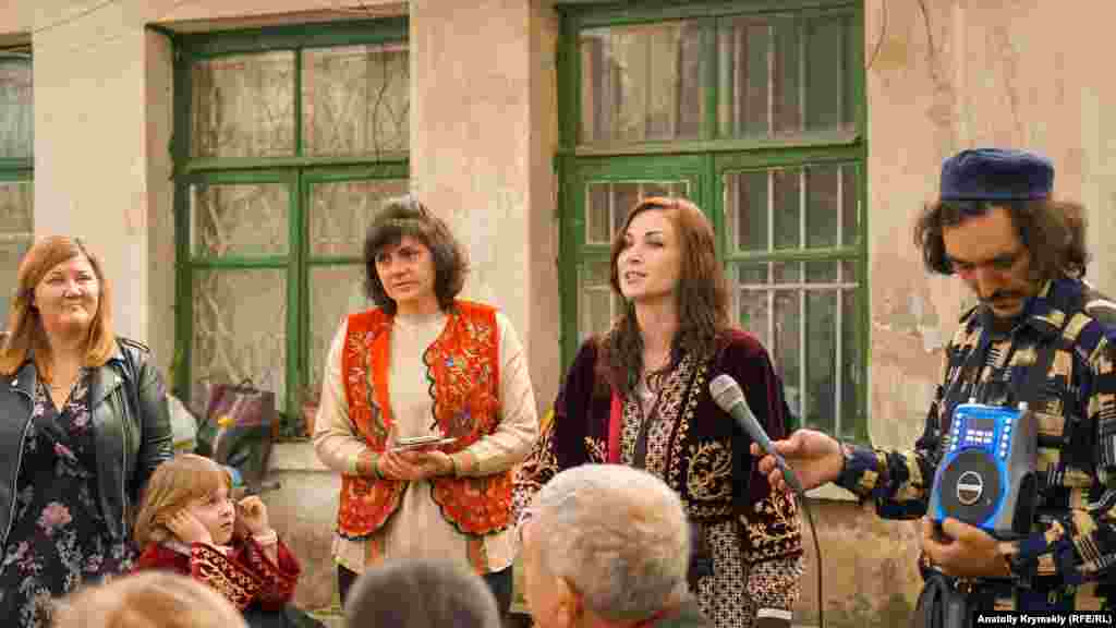 Musafirlerni&nbsp;Qırım qaraylarınıñ yerli milliy-medeniy muhtariyetinin reisi&nbsp;Natalya Kropotova&nbsp;hayırladı. Tilşınas olaraq o, ecdatlarınıñ til ve ürf-adetlerini bilgenlerniñ azlığındandır