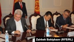 Лидеры депутатских фракций подписывают соглашение о создании коалиции "Ырыс алды - ынтымак". 3 сентября 2012 года.