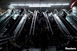 Адключэньне электрычнасьці паралізавала транспартную сыстэму. Спыніліся цягнікі і мэтро, перасталі працаваць светлафоры.