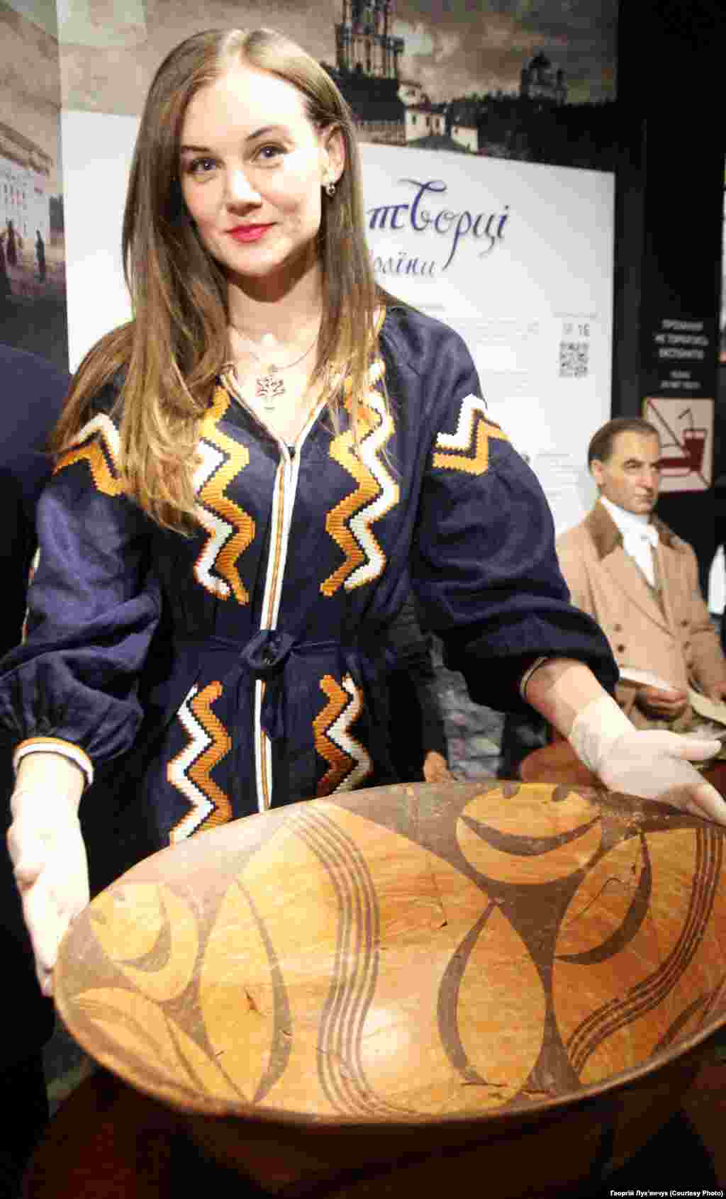 Під час відкриття виставки трипільського артефакту &ndash; &laquo;Трипільська усмішка&raquo; в Музеї &laquo;Становлення української нації&raquo;. Появу конічної миски із двостороннім розписом датують 4100-4000 роками до нашої ери. На фото Леся Воронюк &ndash; кураторка виставки &laquo;Колиска цивілізацій&raquo;. Київ, 11 листопада 2020 року