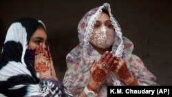Ramazon hayiti bayramida pokistonlik ayollar duo qilmoqda