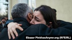 Mahkemeden – tebessüm ve közyaşlarınen: «Veciye Kaşka davasınıñ» mabüsleri ev apsine avuştırıldı (fotoresimler)