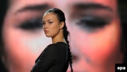 Анастасия Приходько «Евровидение» ән байқауы сахнасында репетиция жасап тұр. Мәскеу, 2009 жылдың мамыры.  