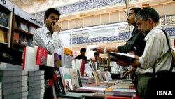 کارشناسان، همه شيوه های سانسور کتاب و خودسانسوری را در کنار حذف فرهنگ مستقل از رسانه های دولتی و نيمه دولتی و جناحی و جلوگيری از ارتباط آزاد خالقان آثار با مخاطبان، از عوامل اصلی نرخ پائين مطالعه و تيراژ ناچيز کتاب در ايران به شمار می آورند.(عکس: ایسنا)