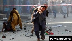 Пораненого внаслідок одного з вибухів у Джалалабаді несуть до лікарні, 19 серпня 2019 року